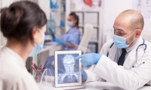 The doctor explains the scan result to the patient.